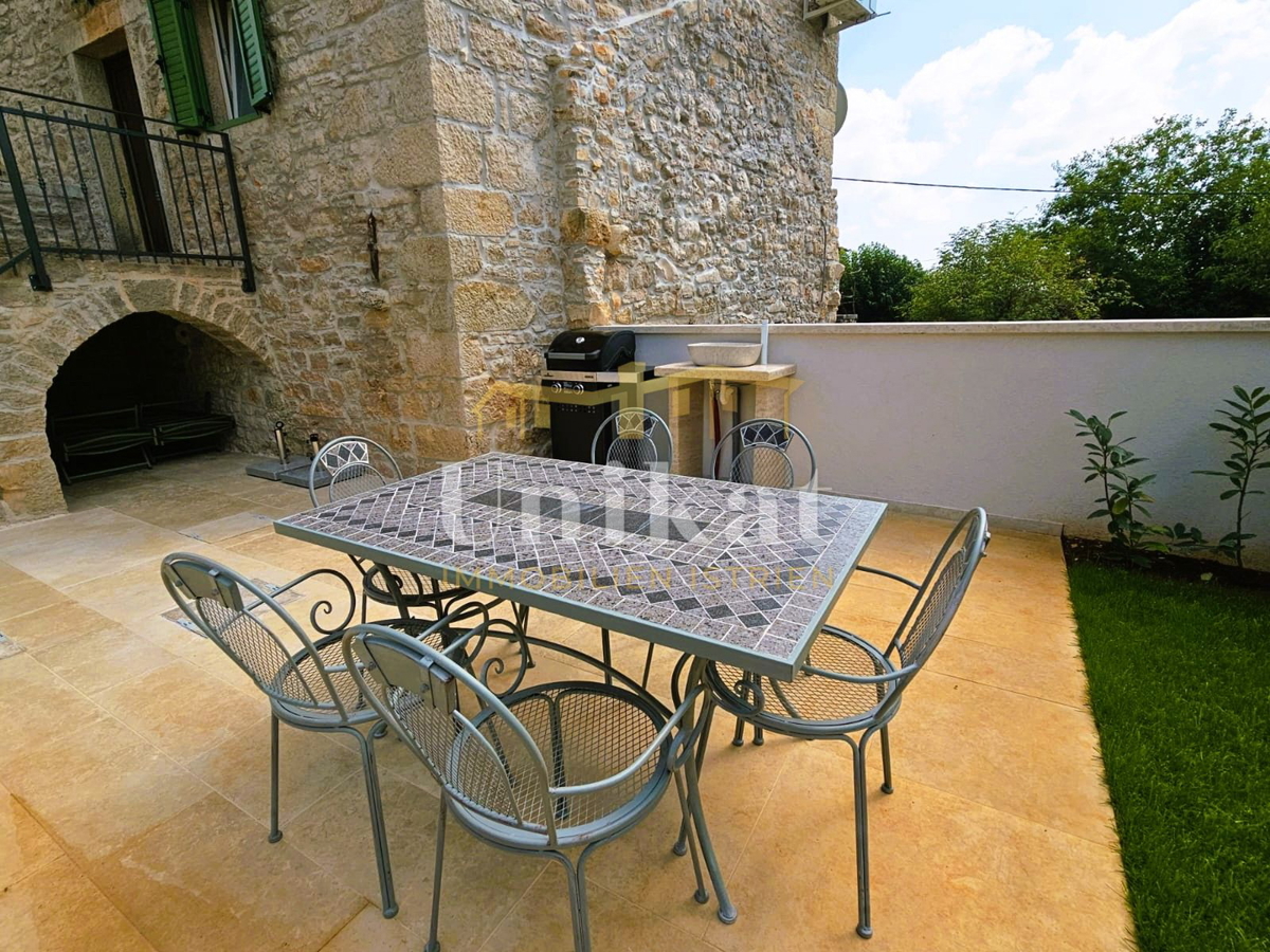 Casa in pietra ristrutturata con piscina e casetta benessere